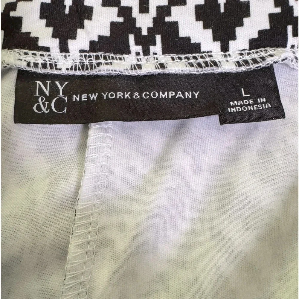 NY & Company L Geometric designed B&W Skort w/belt and side pockets. Flared legs